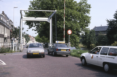 858049 Gezicht op de Vaaltbrug over de Biltsche Grift te Utrecht, vanaf de Weerdsingel O.Z.